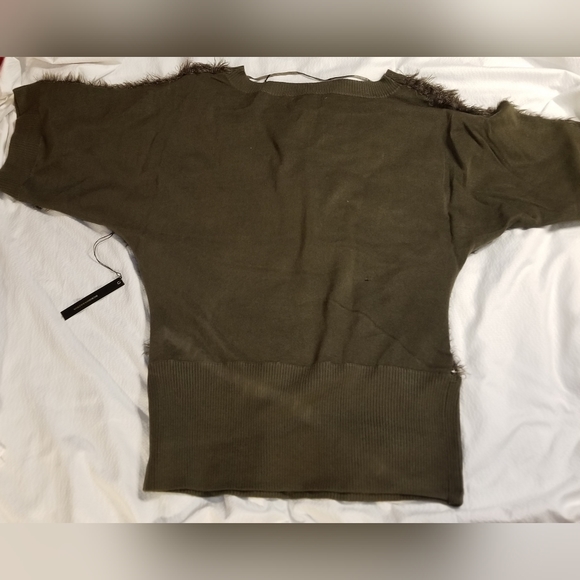 NWT GORGEOUS BCBG FUZZY FURY GROMET DETAILED PLAIN BACK SWEATER - Picture 2 of 13